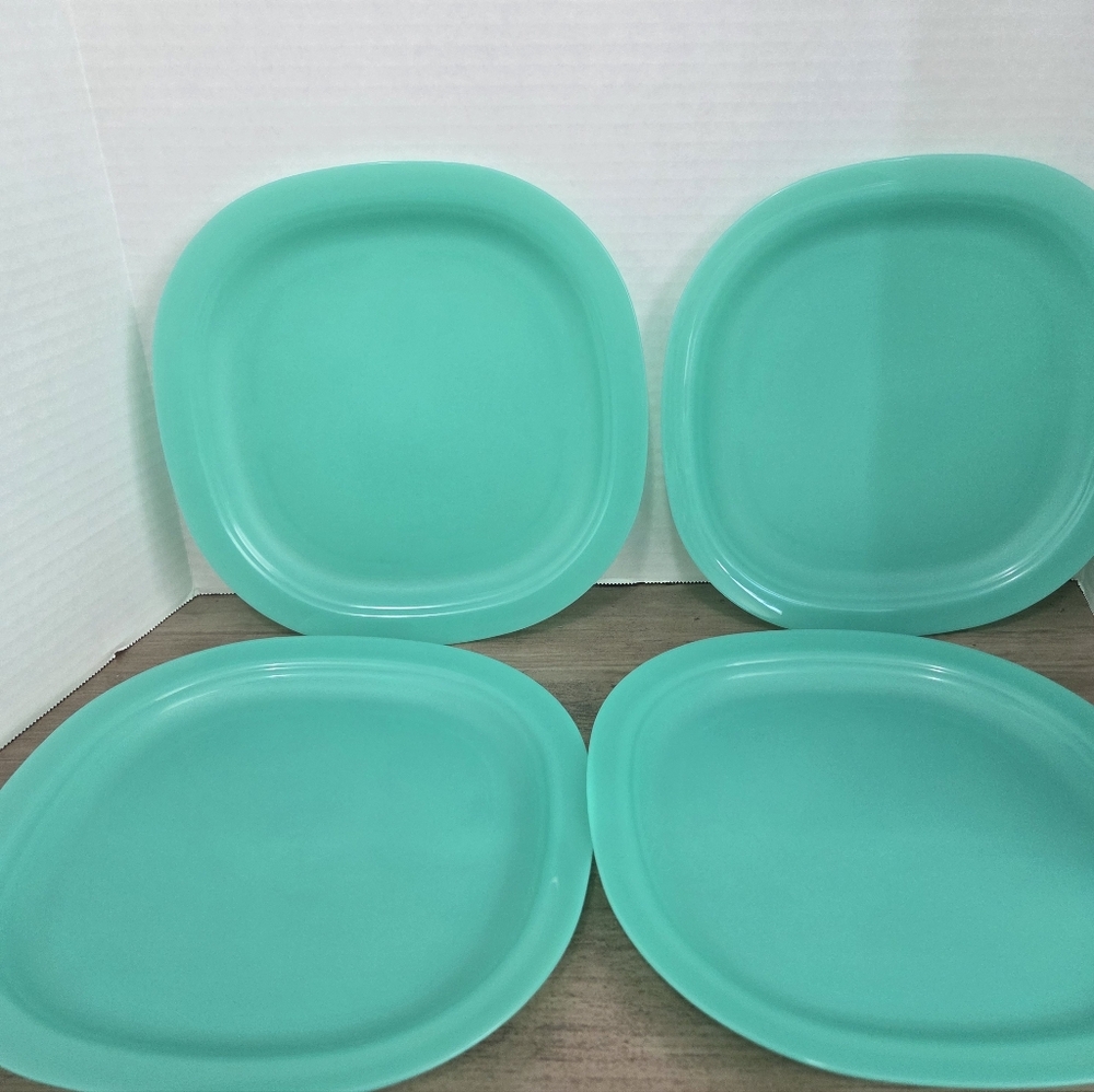 NWT Tupperware Set Of Four Teal Lunchon Plates 3398B